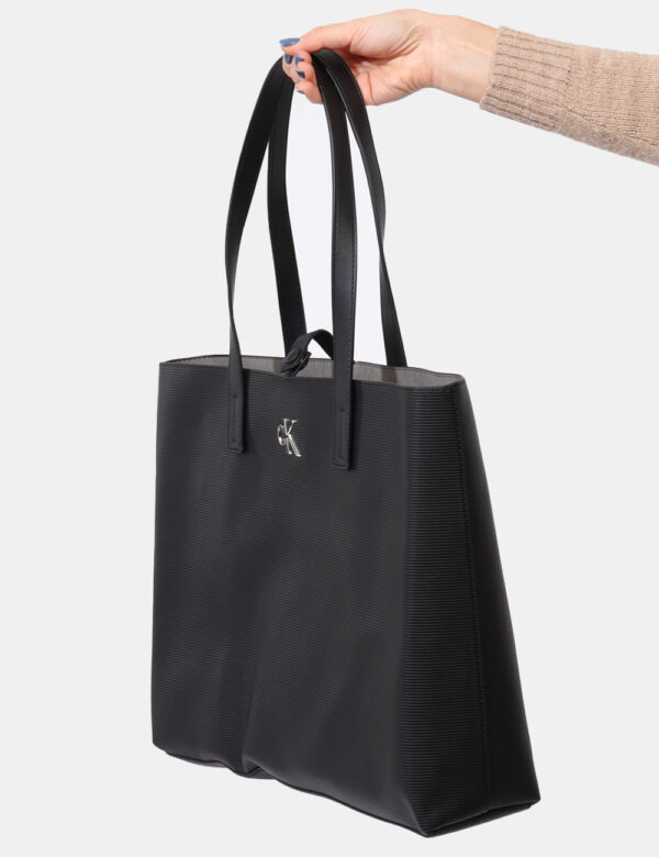 Borsa Calvin Klein Nero - Shopper bag di grandi dimensioni in total nero con logo brand argentato. L'interno è capiente e go