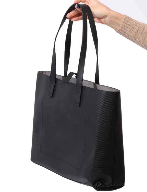 Borsa Calvin Klein Nero - Shopper bag di grandi dimensioni in total nero con logo brand argentato. L'interno è capiente e go