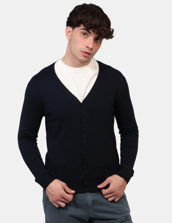 Cardigan Goha Blu - Maglione modello cardigan in total blu navy. La vestibilità è morbida e pratica grazie a bottoni ad asol