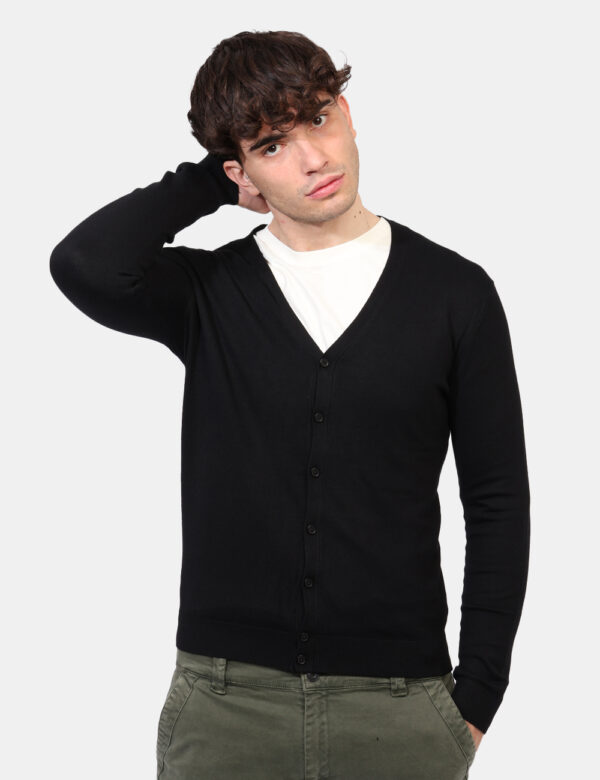 Cardigan Goha Nero - Maglione modello cardigan in total nero. La vestibilità è morbida e pratica grazie a bottoni ad asola i