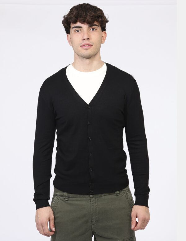 Cardigan Goha Nero - Maglione modello cardigan in total nero. La vestibilità è morbida e pratica grazie a bottoni ad asola i