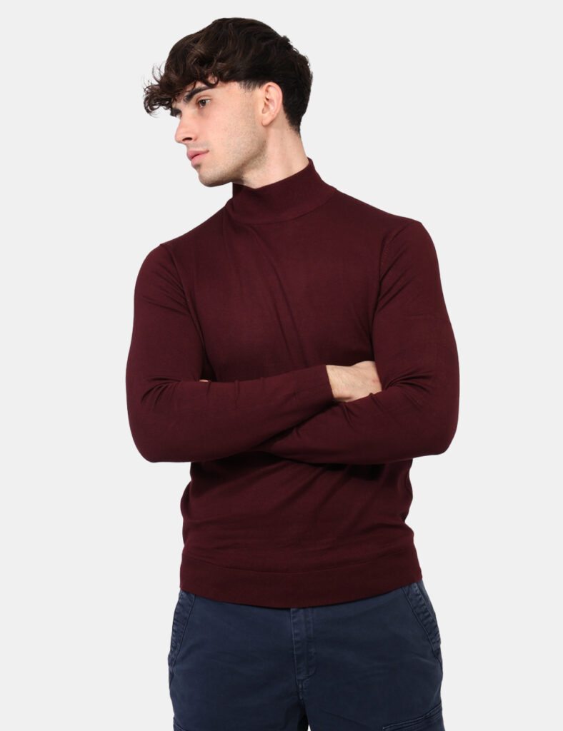 Maglione Goha Bordeaux - Maglione classico invernale in total bordeaux con collo alto. La vestibilità è morbida e regolare.