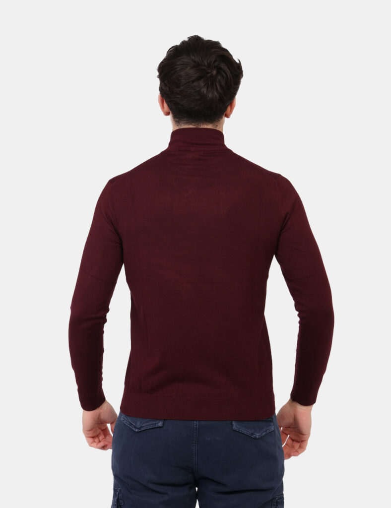 Maglione Goha Bordeaux - Maglione classico invernale in total bordeaux con collo alto. La vestibilità è morbida e regolare.