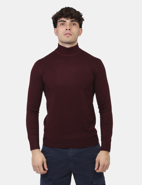 Maglione Goha Bordeaux - Maglione classico invernale in total bordeaux con collo alto. La vestibilità è morbida e regolare.