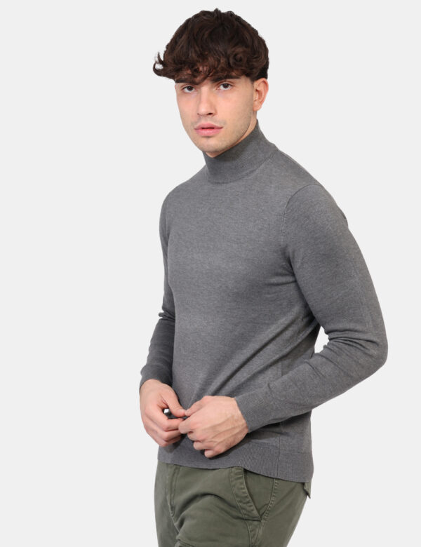 Maglione Goha Grigio - Maglione classico invernale in total grigio con collo alto. La vestibilità è morbida e regolare. Il m