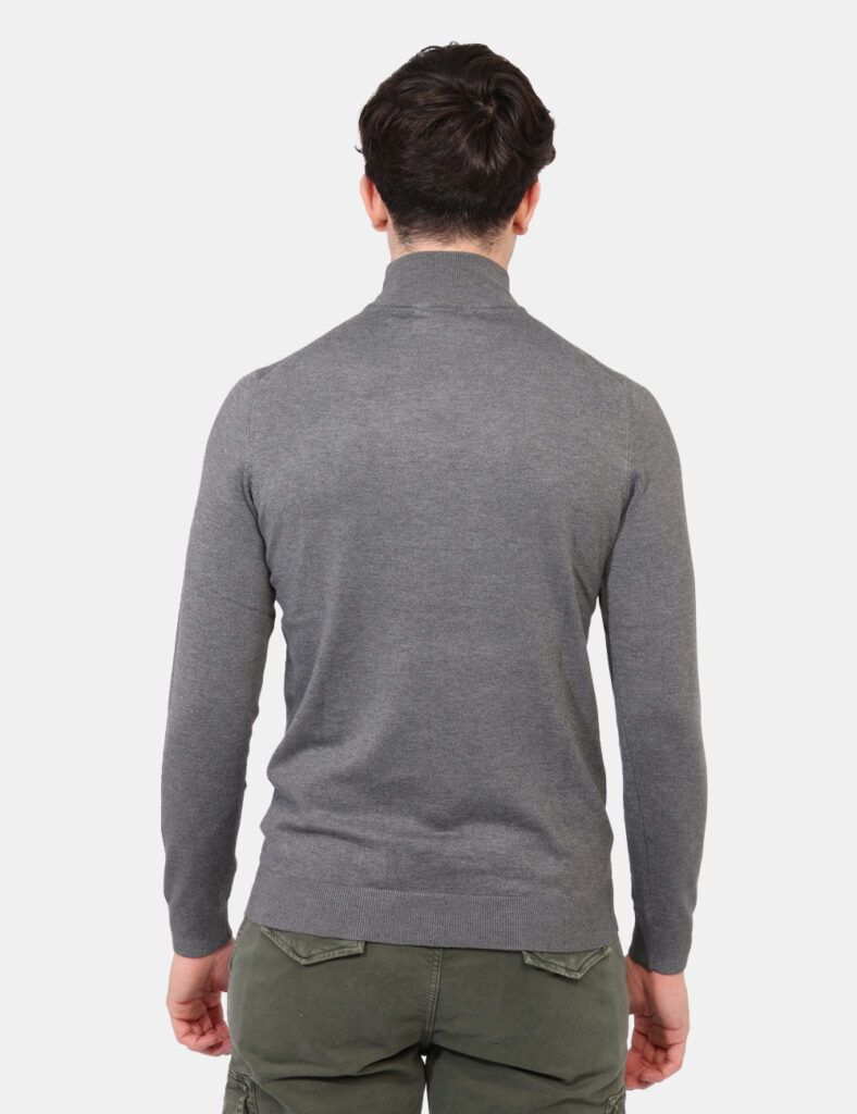 Maglione Goha Grigio - Maglione classico invernale in total grigio con collo alto. La vestibilità è morbida e regolare. Il m