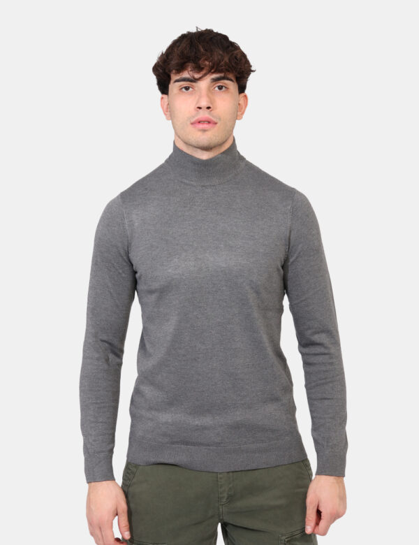 Maglione Goha Grigio - Maglione classico invernale in total grigio con collo alto. La vestibilità è morbida e regolare. Il m