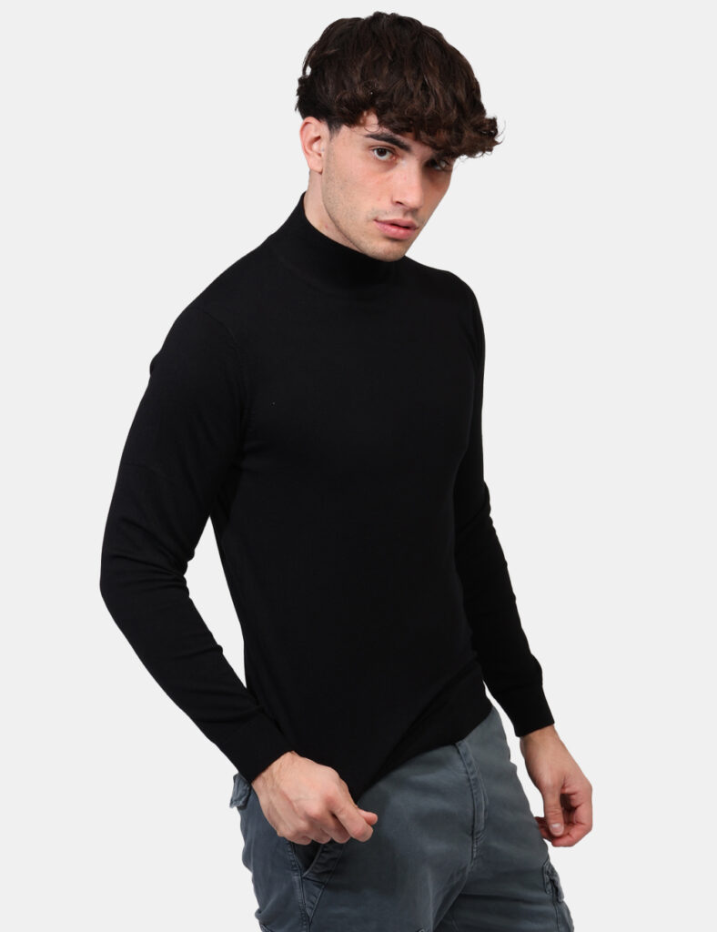 Maglione Goha Nero - Maglione classico invernale in total nero con collo alto. La vestibilità è morbida e regolare. Il magli