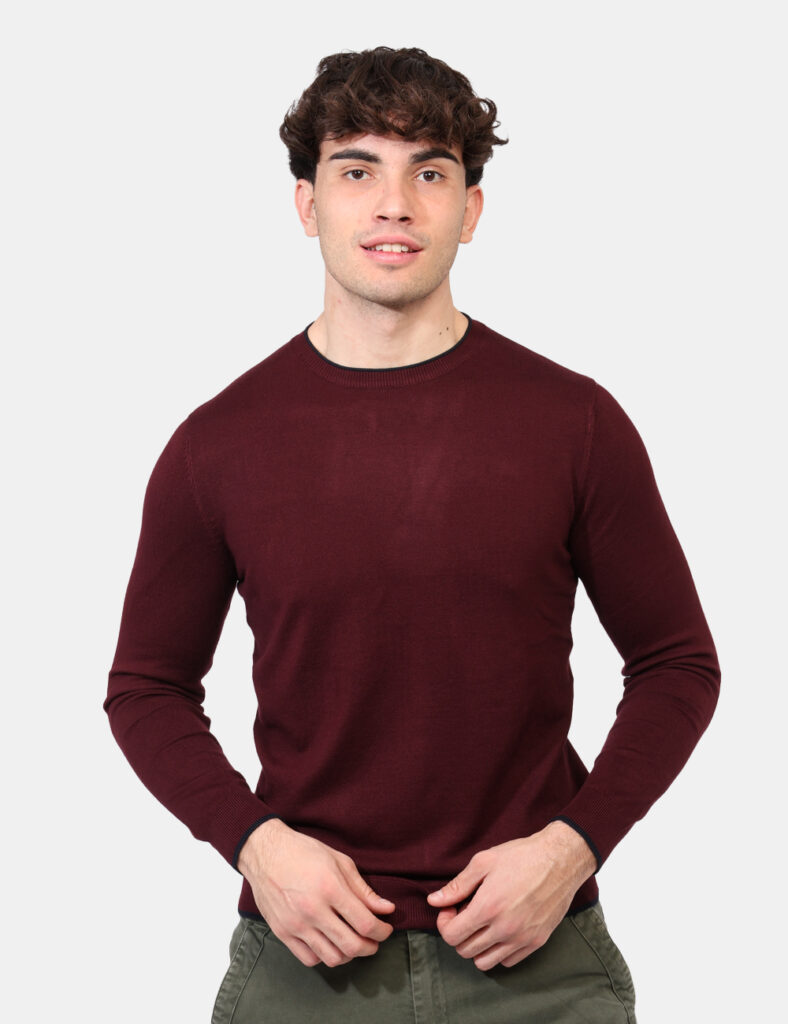 Maglione Goha Bordeaux - Maglione classico invernale in total bordeaux con bordini neri. La vestibilità è morbida e regolare