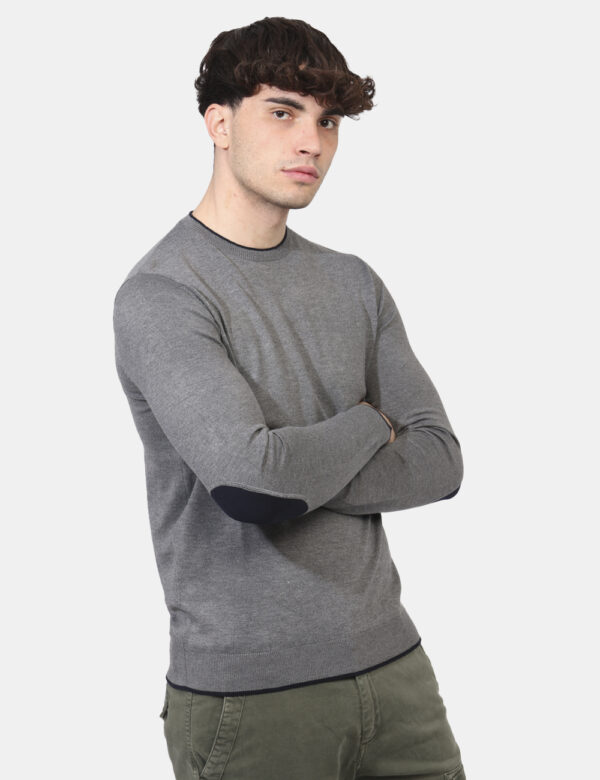 Maglione Goha Grigio - Maglione classico invernale in total grigio con bordini neri. La vestibilità è morbida e regolare. Il