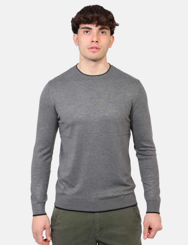 Maglione Goha Grigio - Maglione classico invernale in total grigio con bordini neri. La vestibilità è morbida e regolare. Il