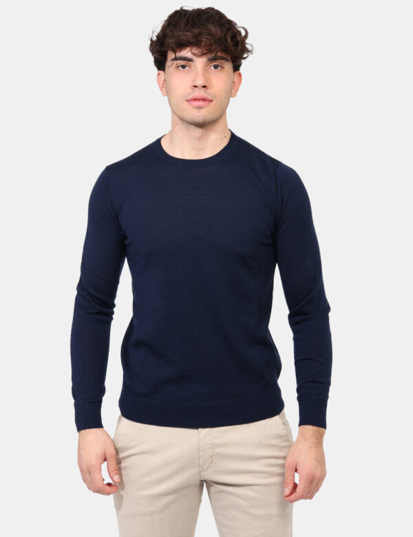 Maglione Goha Blu - Maglione in lana con girocollo classico ed in total blu navy. La vestibilità è morbida e regolare. Il ma