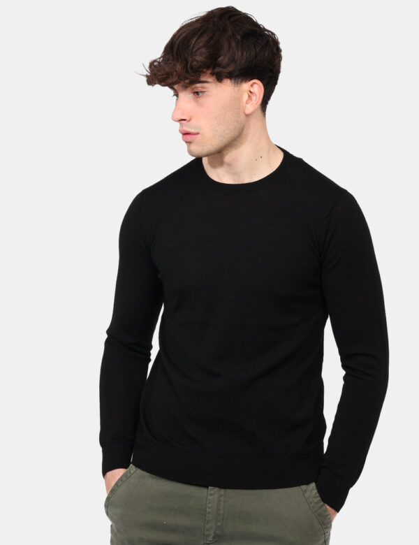 Maglione Goha Nero - Maglione in lana con girocollo classico ed in total nero. La vestibilità è morbida e regolare. Il magli