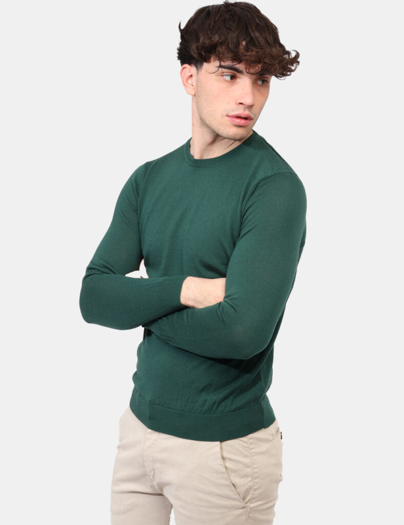 Maglione Goha Verde - Maglione in lana con girocollo classico ed in total verde bosco. La vestibilità è morbida e regolare.