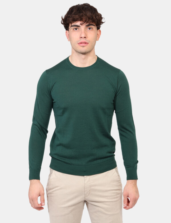 Maglione Goha Verde - Maglione in lana con girocollo classico ed in total verde bosco. La vestibilità è morbida e regolare.