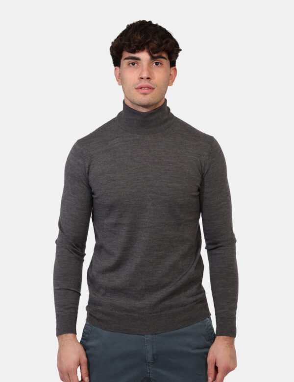 Maglione Goha Grigio - Maglione in lana con collo alto ed in total grigio. La vestibilità è morbida e regolare. Il maglione