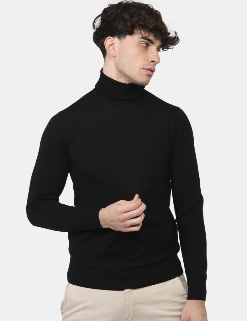 Maglione Goha Nero - Maglione in lana con collo alto ed in total nero. La vestibilità è morbida e regolare. Il maglione è ad