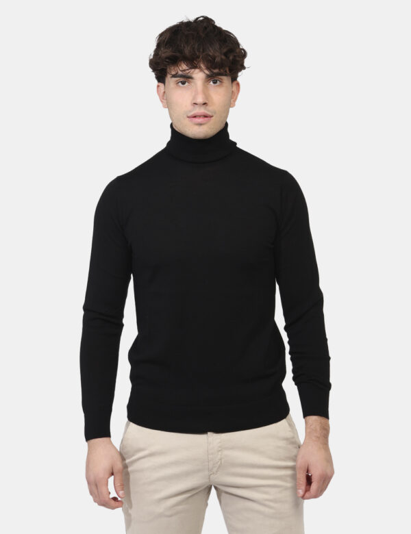 Maglione Goha Nero - Maglione in lana con collo alto ed in total nero. La vestibilità è morbida e regolare. Il maglione è ad