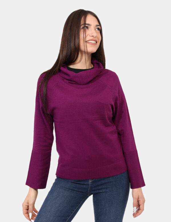 Maglione Rue De Clerie Viola - Maglione con scollo a barchetta morbido, in total viola prugna con maniche raglan. La vestibi