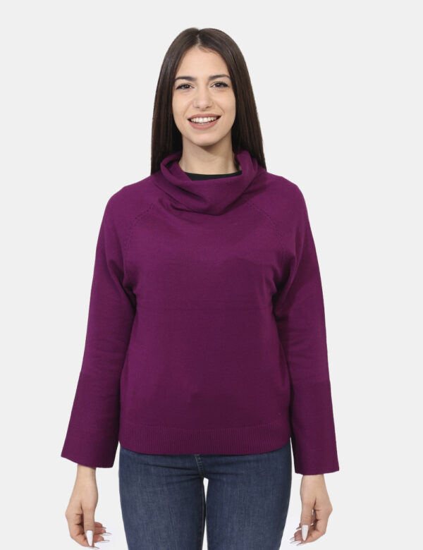 Maglione Rue De Clerie Viola - Maglione con scollo a barchetta morbido, in total viola prugna con maniche raglan. La vestibi