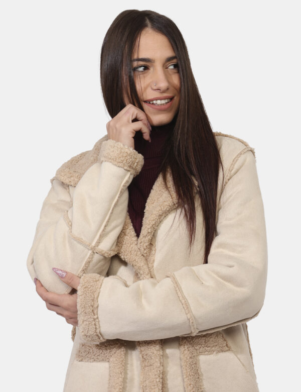 Cappotto Materica Beige - Cappotto lungo modello double, con interno teddy ed in total beige. Presenti tasche a taglio trasv