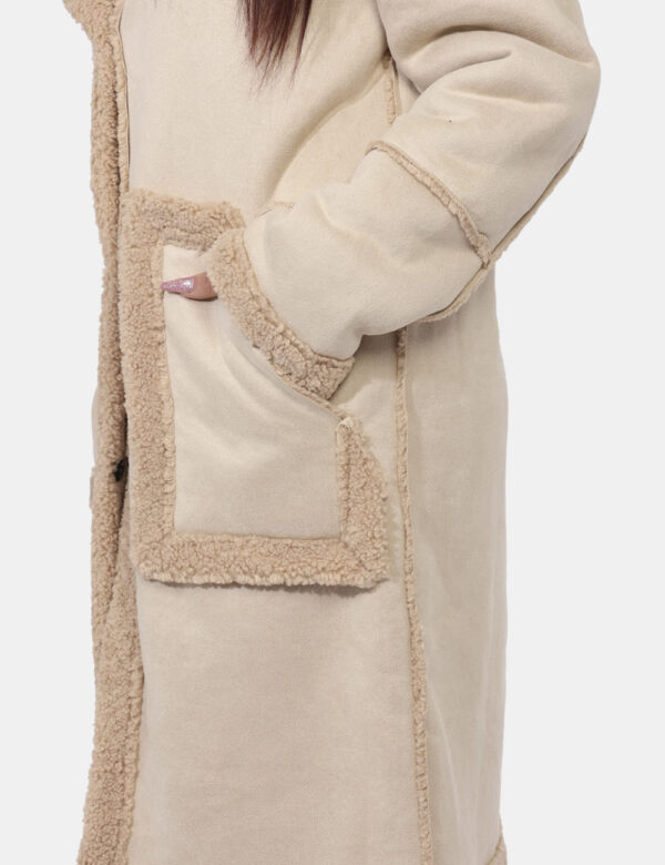 Cappotto Materica Beige - Cappotto lungo modello double, con interno teddy ed in total beige. Presenti tasche a taglio trasv