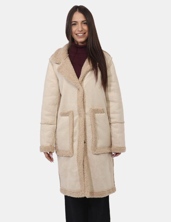 Cappotto Materica Beige - Cappotto lungo modello double, con interno teddy ed in total beige. Presenti tasche a taglio trasv