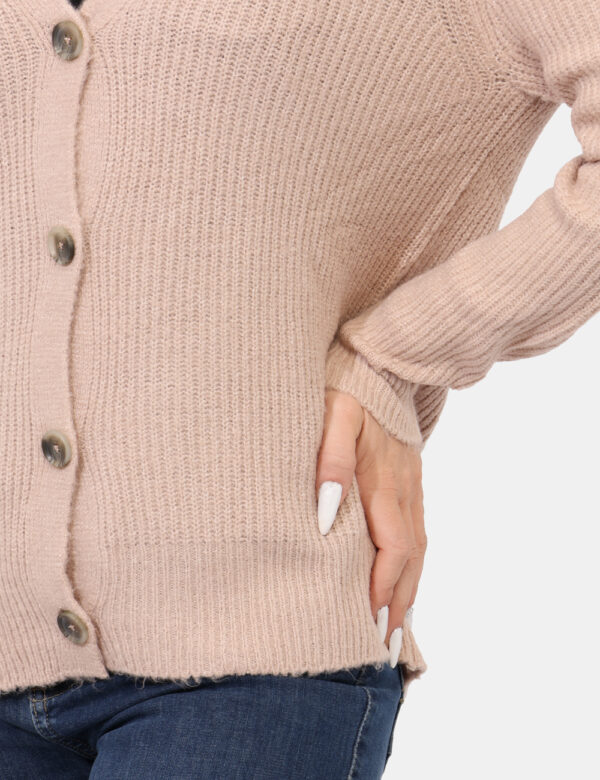 Cardigan Rue De Clerie Beige - Morbido cardigan in total beige, lavorato a maglia. La vestibilità è ampia e pratica grazie a