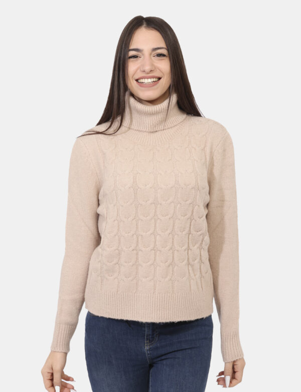 Maglione Rue De Clerie Beige - Maglione a collo alto e morbido, con una trama sul fronte, in total beige. La vestibilità è m