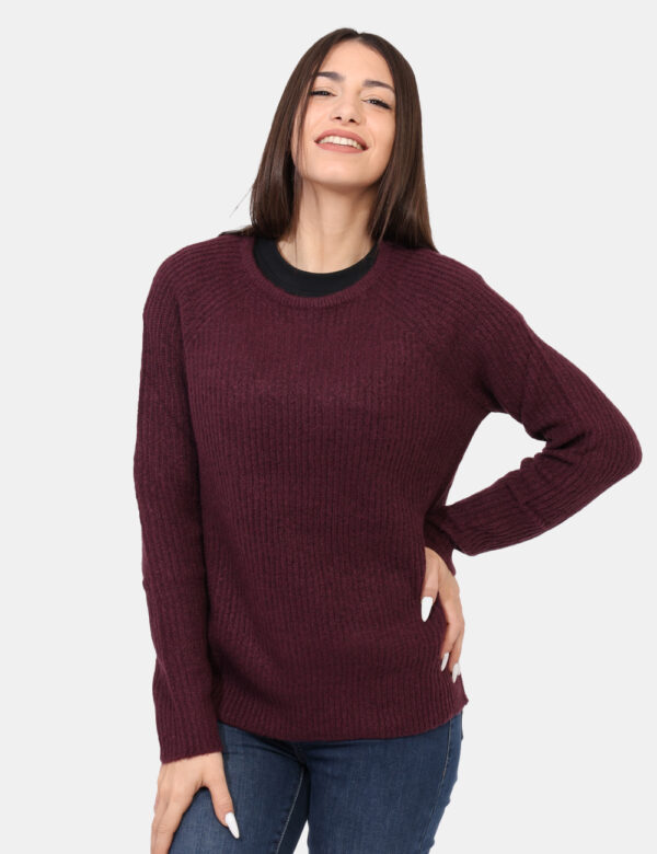 Maglione Rue De Clerie Viola - Maglione con girocollo ampio, in total viola prugna, lavorato a maglia. La vestibilità è morb