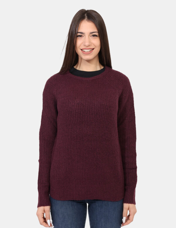 Maglione Rue De Clerie Viola - Maglione con girocollo ampio, in total viola prugna, lavorato a maglia. La vestibilità è morb