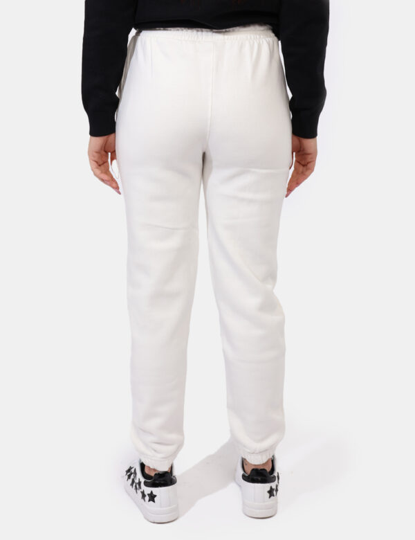 Pantaloni Concept83 Bianco - Pantaloni felpati in modello tuta ed in total bianco panna. Presenti tasche a taglio trasversal