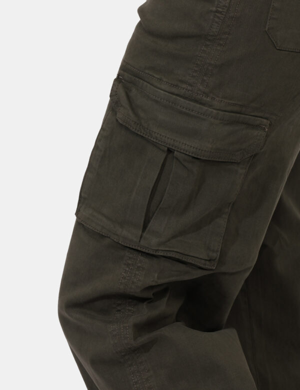 Pantaloni Cargo Concept83 Verde - Pantaloni cargo in total verde militare con tasche a taglio trasversale sul fronte e tasch