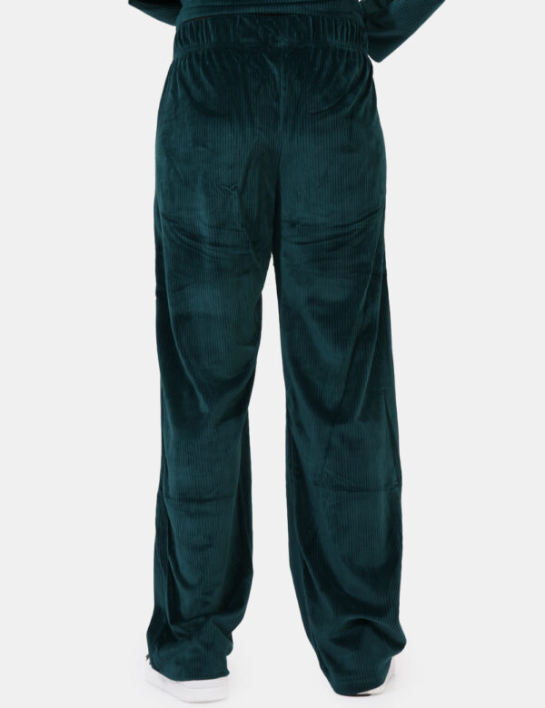 Pantaloni Concept83 Verde - Pantaloni tuta in total verde scuro a costine con tasche a taglio trasversale. La vestibilità è