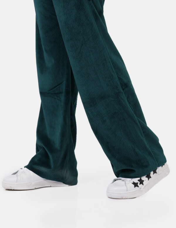 Pantaloni Concept83 Verde - Pantaloni tuta in total verde scuro a costine con tasche a taglio trasversale. La vestibilità è