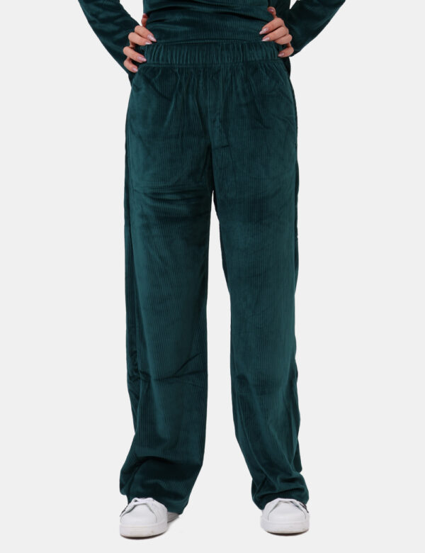 Pantaloni Concept83 Verde - Pantaloni tuta in total verde scuro a costine con tasche a taglio trasversale. La vestibilità è