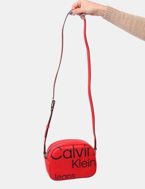 Borsa Calvin Klein Rosso - Borsa a tracolla di piccole dimensioni in total rosso con logo brand nero. Presente unico scompar