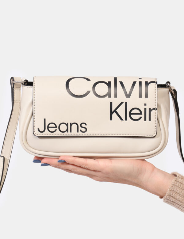 Borsa Calvin Klein Panna - Borsa a tracolla di piccole dimensioni in total bianco panna con logo brand nero. Presente unico