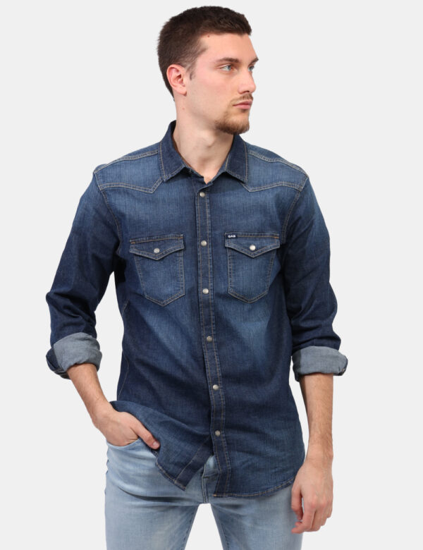 Camicia Gas Jeans - Camicia a maniche lunghe in total blu denim con cuciture evidenziate. Presente doppio taschino a toppa c