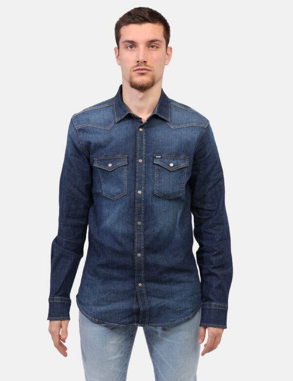 Camicia Gas Jeans - Camicia a maniche lunghe in total blu denim con cuciture evidenziate. Presente doppio taschino a toppa c