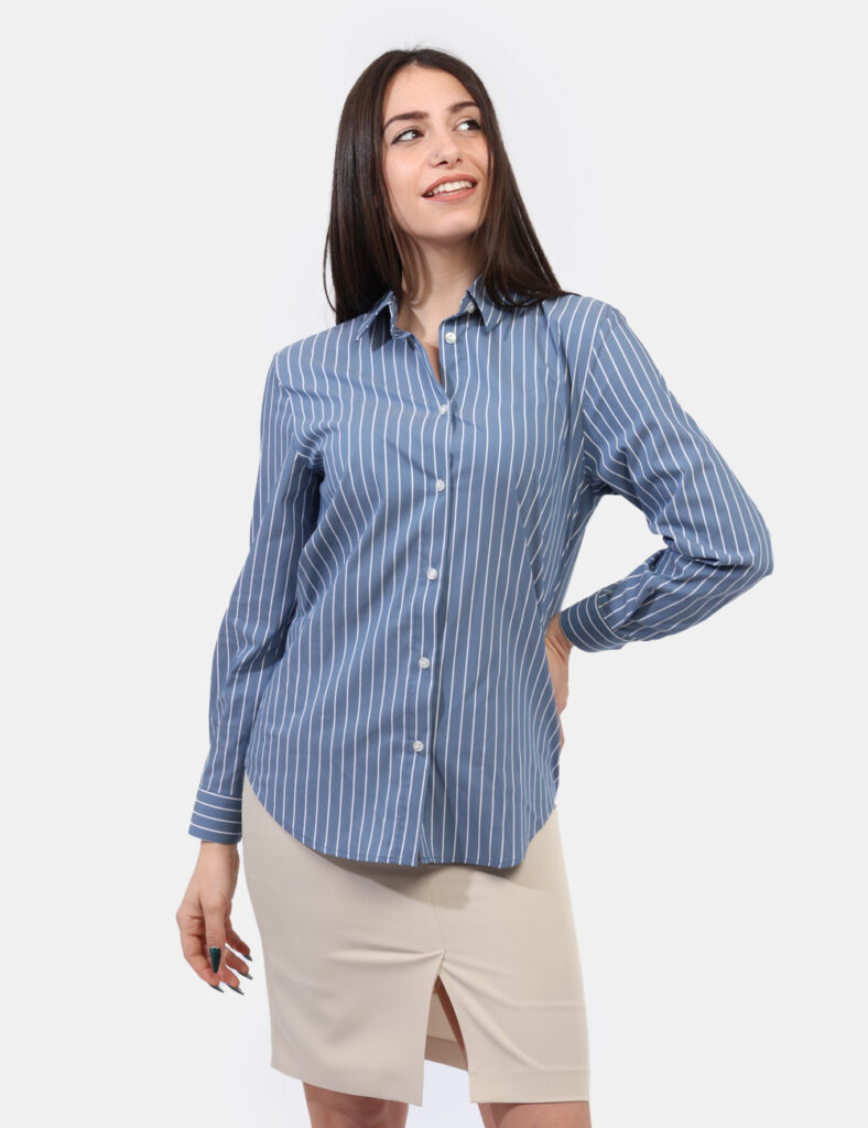 Camicia Materica Blu - Camicia classica rigata verticale in blu avio e bianco. La vestibilità è morbida e pratica grazie a