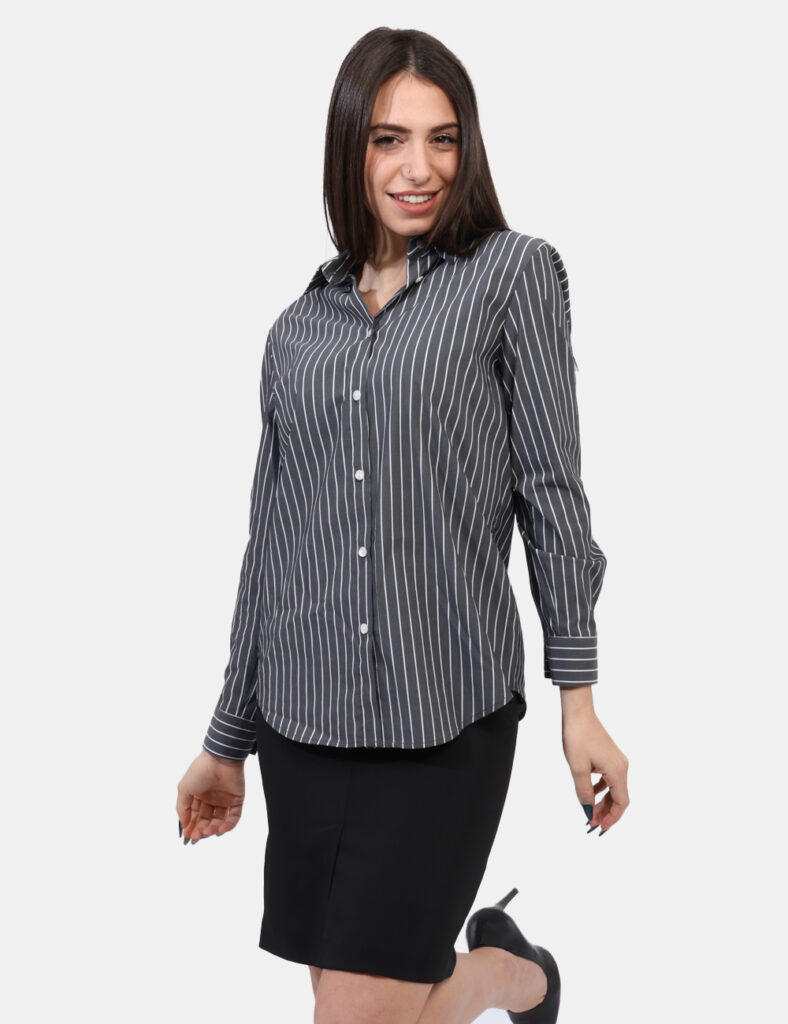 Camicia Materica Grigio - Camicia classica rigata verticale in grigio e bianco. La vestibilità è morbida e pratica grazie a