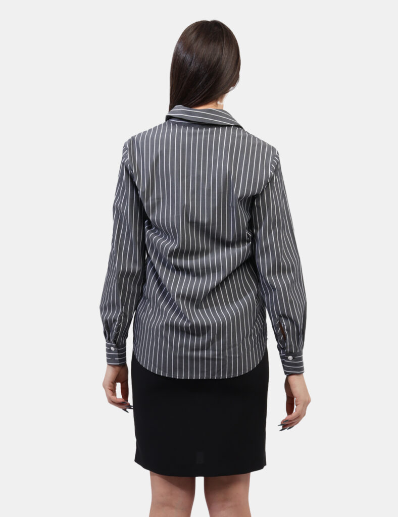 Camicia Materica Grigio - Camicia classica rigata verticale in grigio e bianco. La vestibilità è morbida e pratica grazie a