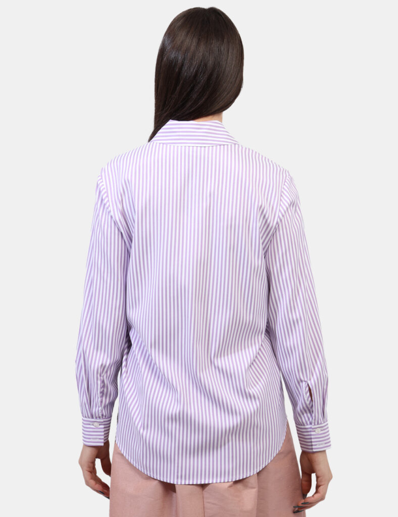 Camicia Materica Lilla - Camicia classica rigata verticale in bianco e lilla. La vestibilità è morbida e pratica grazie a bo