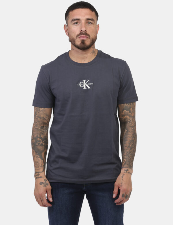 T-shirt Calvin Klein Grigio - T-shirt classica in total grigio scuro con logo brand ricamato in tinta coordinata. La vestibi