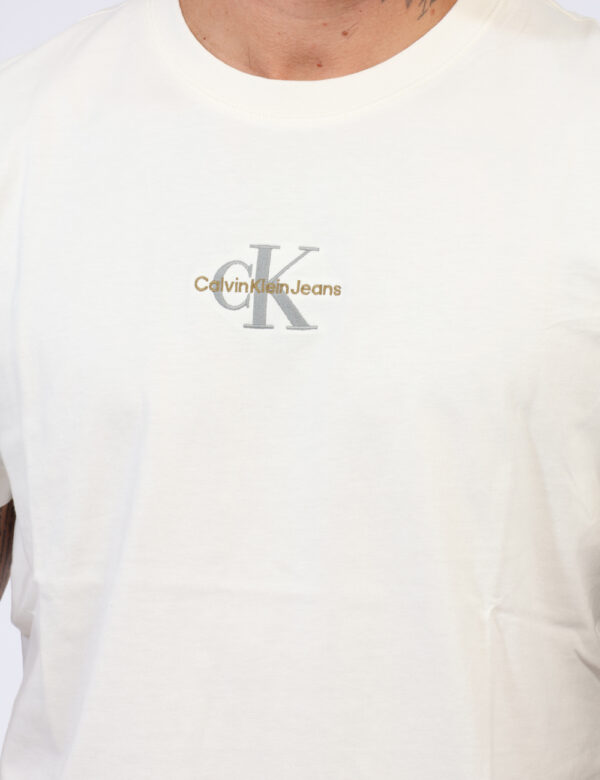 T-shirt Calvin Klein Panna - T-shirt classica in total bianco panna con logo brand ricamato in tinta coordinata. La vestibil