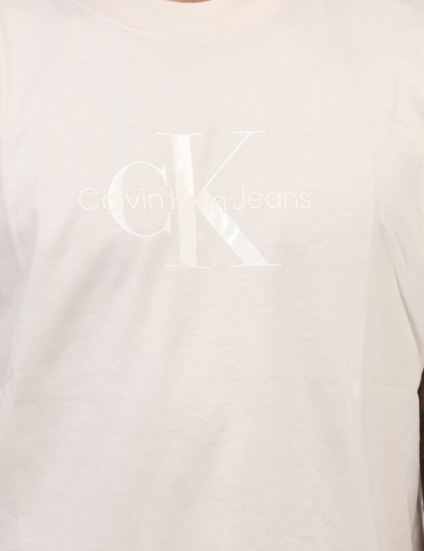 T-shirt Calvin Klein Beige - T-shirt classica in total beige con stampa logo brand. La vestibilità è morbida e regolare. La