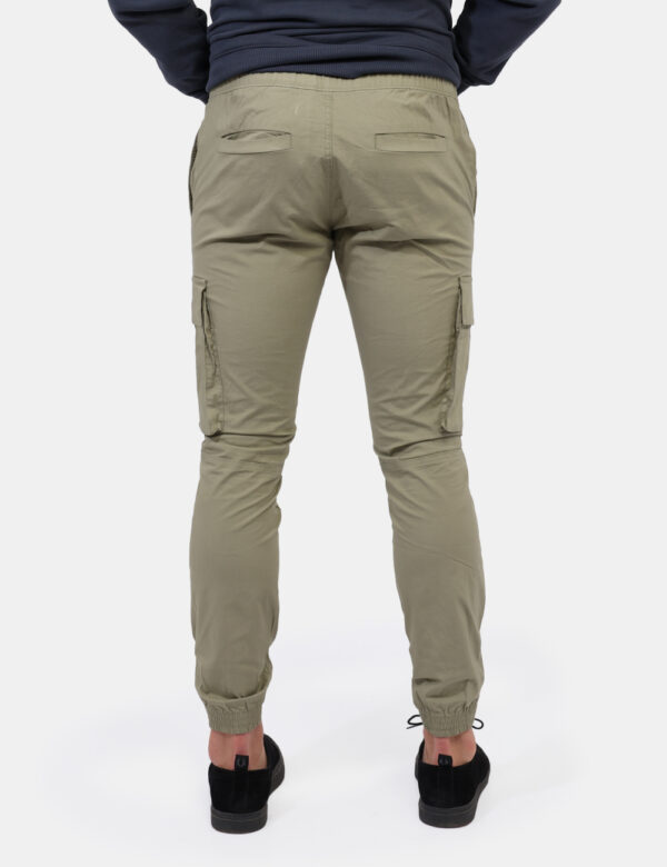 Pantaloni Calvin Klein Verde - Pantaloni cargo in total verde militare con tasche a taglio trasversale più tasche a toppa la