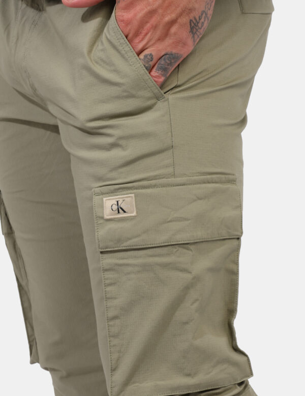 Pantaloni Calvin Klein Verde - Pantaloni cargo in total verde militare con tasche a taglio trasversale più tasche a toppa la