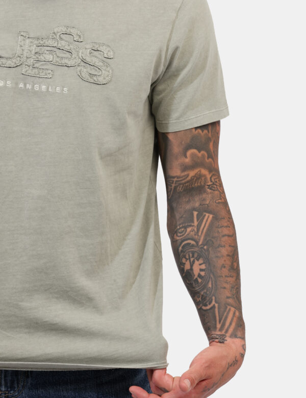 T-shirt taglia L Guess Grigio - L’articolo appartiene al campionario esclusivo di stagione: pezzo unico.Cod. art. M5GI34KBZV